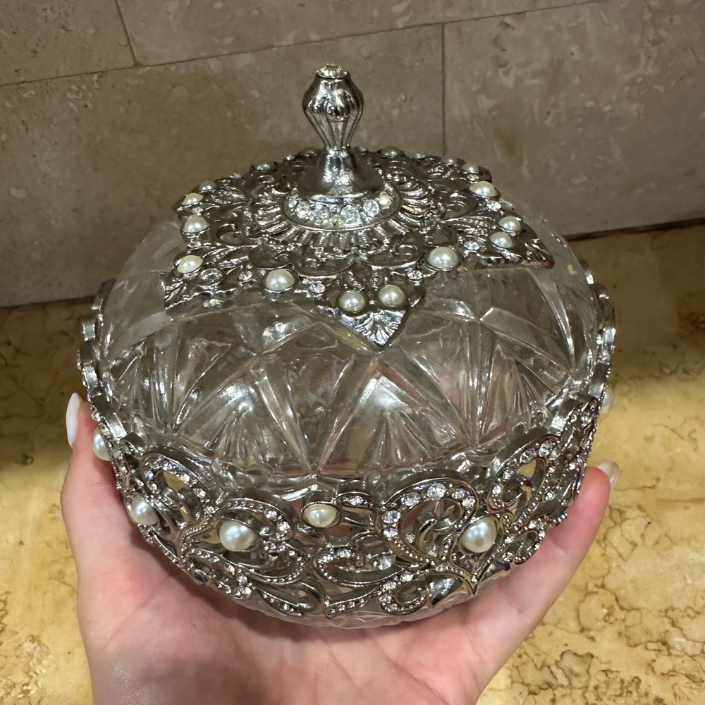 Beautiful vase with stones and lid new